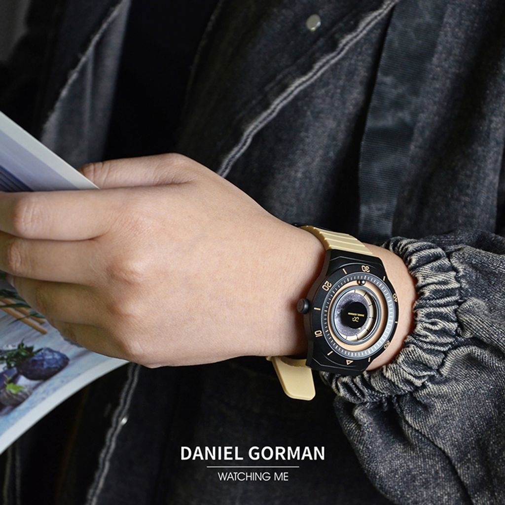 DANIEL GORMAN ｜萬有引力系列 DG0131.KB ｜紛呈宇宙 磁吸指針 黑框 卡其色矽膠錶帶 腕錶 穿搭參考