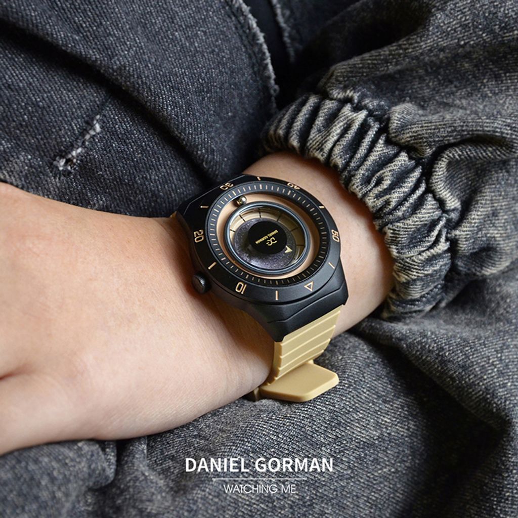 DANIEL GORMAN ｜萬有引力系列 DG0131.KB ｜紛呈宇宙 磁吸指針 黑框 卡其色矽膠錶帶 腕錶 實戴展示