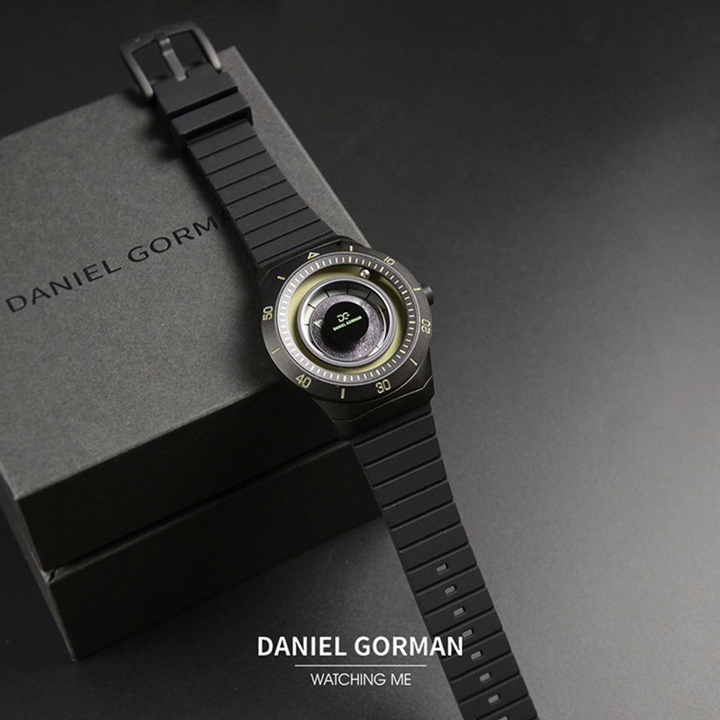 DANIEL GORMAN ｜萬有引力系列 DG0131.KB ｜紛呈宇宙 磁吸指針 黑框 卡其色矽膠錶帶 腕錶 平攤展示