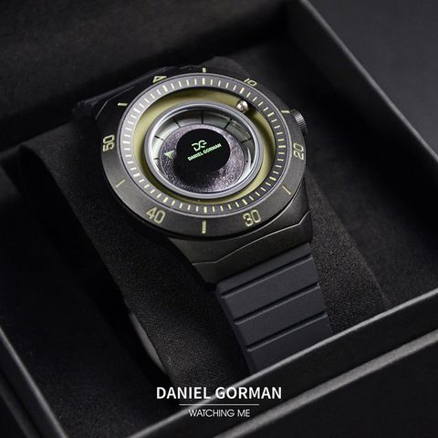DANIEL GORMAN ｜萬有引力系列 DG0131.KB ｜紛呈宇宙 磁吸指針 黑框 卡其色矽膠錶帶 腕錶 實體盒裝