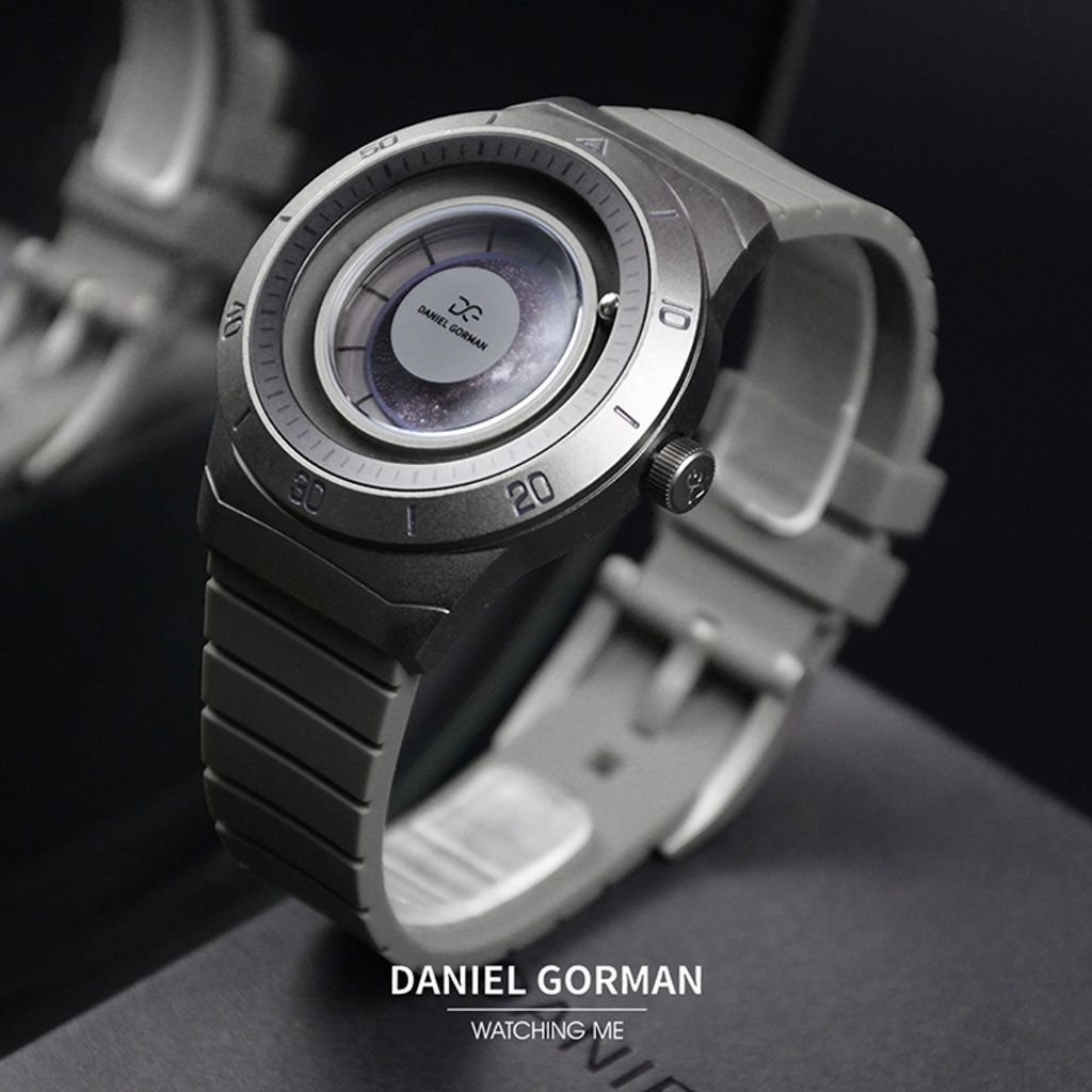 DANIEL GORMAN ｜萬有引力系列 DG0131.QK ｜紛呈宇宙 磁吸指針 鐵灰色矽膠錶帶 腕錶 正右側