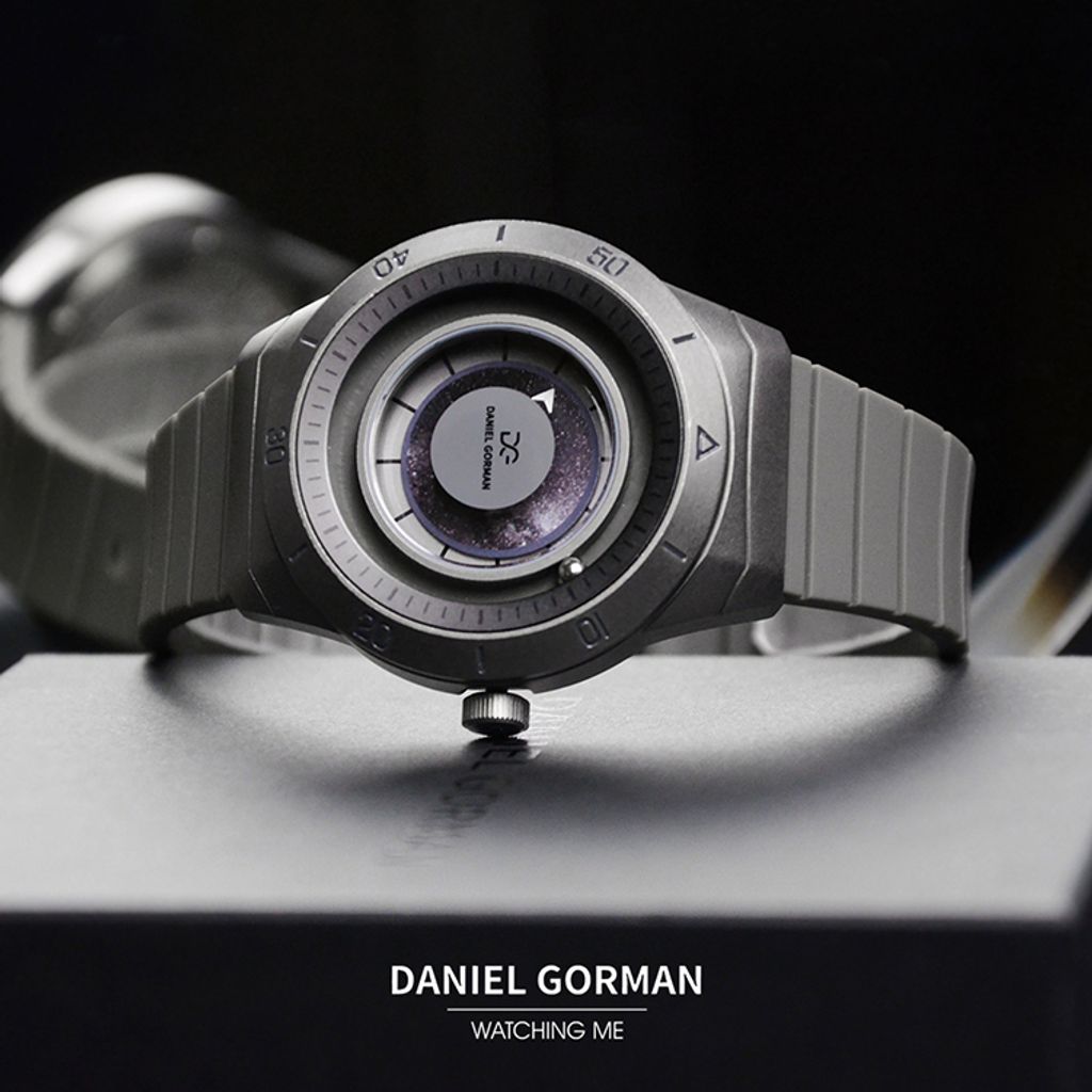 DANIEL GORMAN ｜萬有引力系列 DG0131.QK ｜紛呈宇宙 磁吸指針 鐵灰色矽膠錶帶 腕錶 實體錶面細節