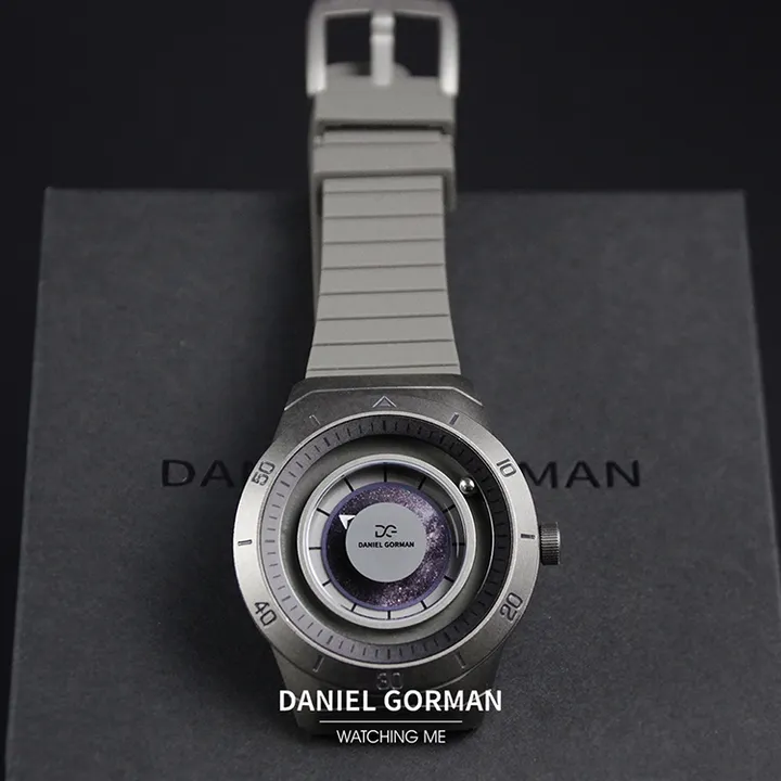 DANIEL GORMAN ｜萬有引力系列 DG0131.QK ｜紛呈宇宙 磁吸指針 鐵灰色矽膠錶帶 腕錶 實體正面