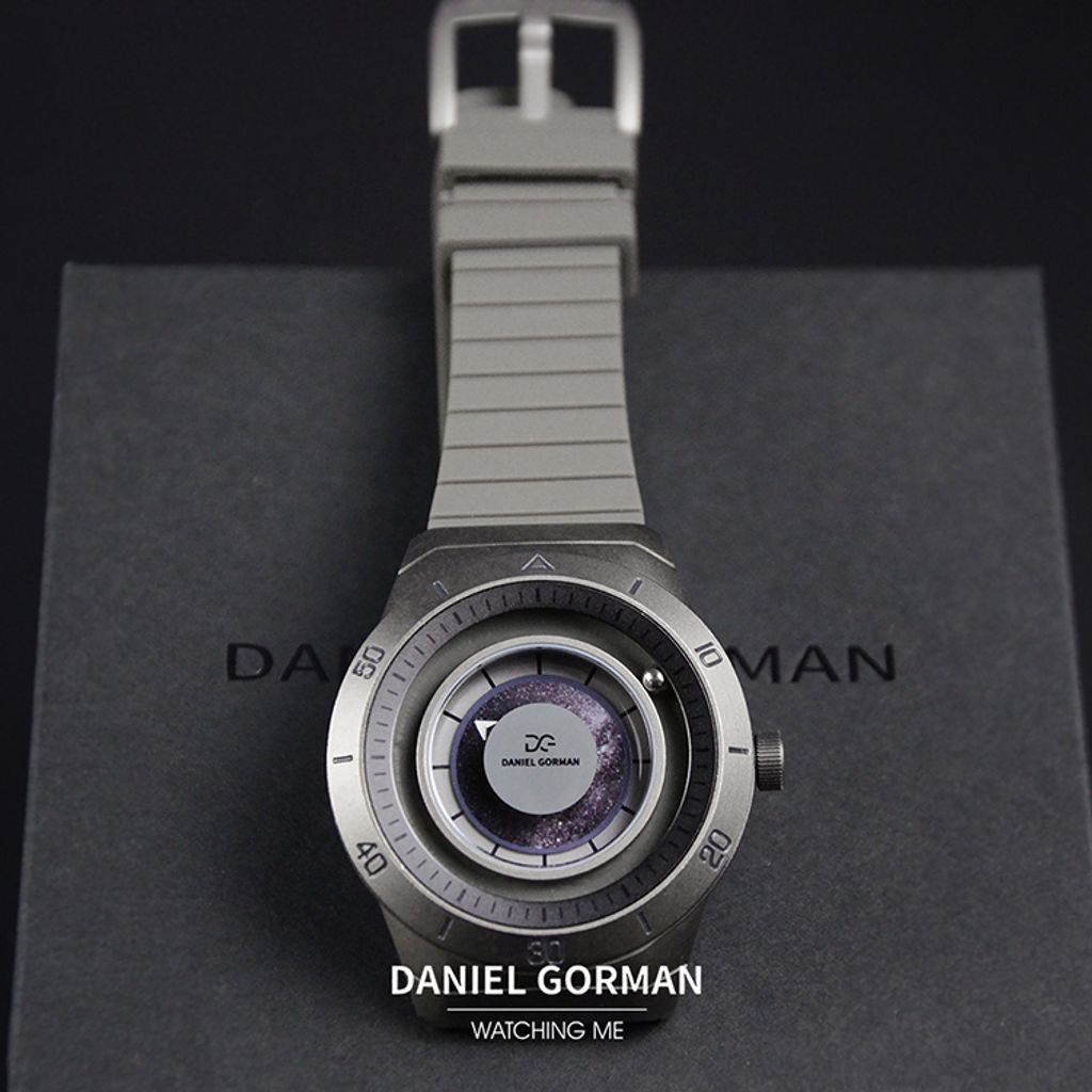 DANIEL GORMAN ｜萬有引力系列 DG0131.QK ｜紛呈宇宙 磁吸指針 鐵灰色矽膠錶帶 腕錶 實體正面