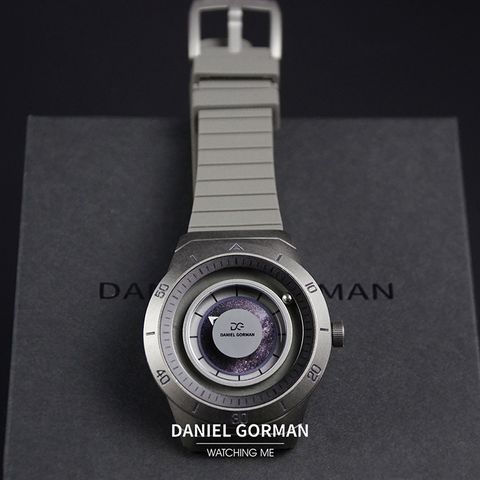 DANIEL GORMAN ｜萬有引力系列 DG0131.QK ｜紛呈宇宙 磁吸指針 鐵灰色矽膠錶帶 腕錶 實體正面