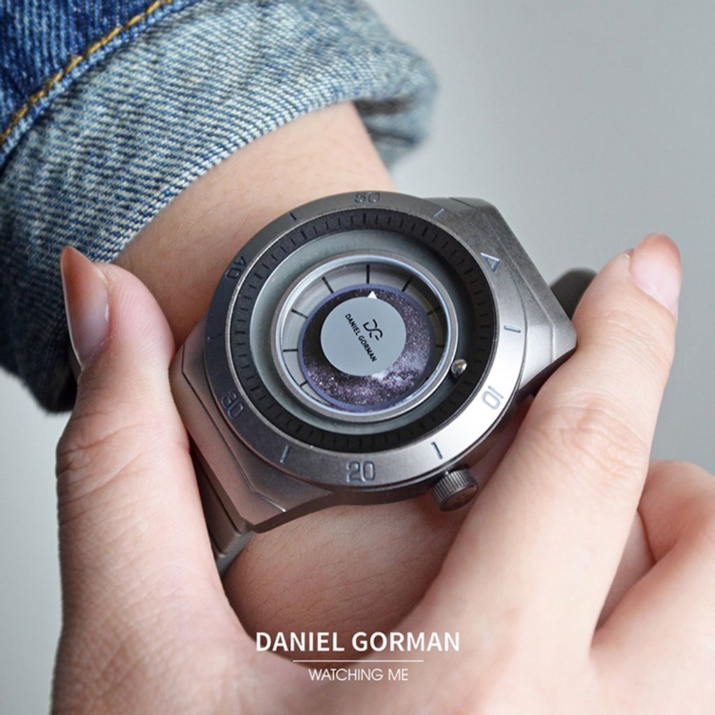 DANIEL GORMAN ｜萬有引力系列 DG0131.QK ｜紛呈宇宙 磁吸指針 鐵灰色矽膠錶帶 腕錶 實戴錶面細節