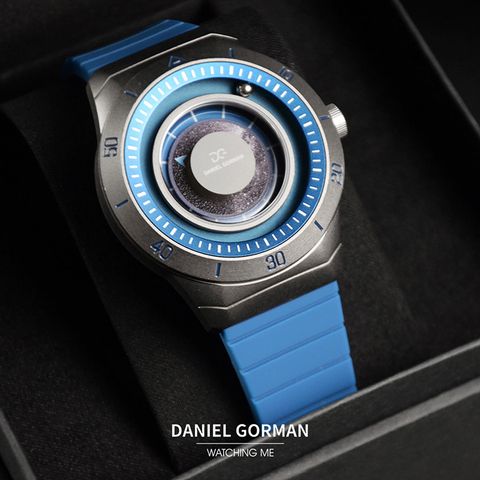DANIEL GORMAN ｜萬有引力系列 DG0131.QU｜紛呈宇宙 磁吸指針 鐵灰色框 藍錶面 藍矽膠錶帶 腕錶 實體盒裝