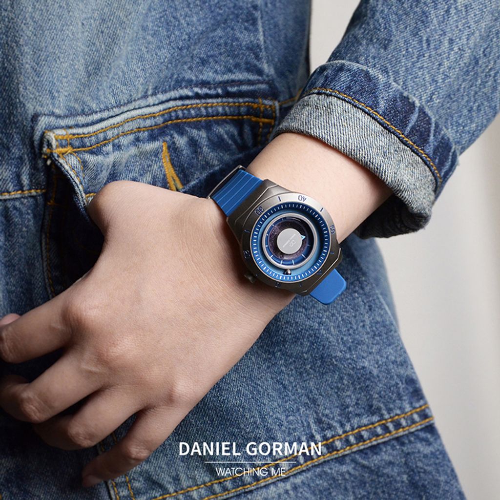 DANIEL GORMAN ｜萬有引力系列 DG0131.QU｜紛呈宇宙 磁吸指針 鐵灰色框 藍錶面 藍矽膠錶帶 腕錶 實戴展示