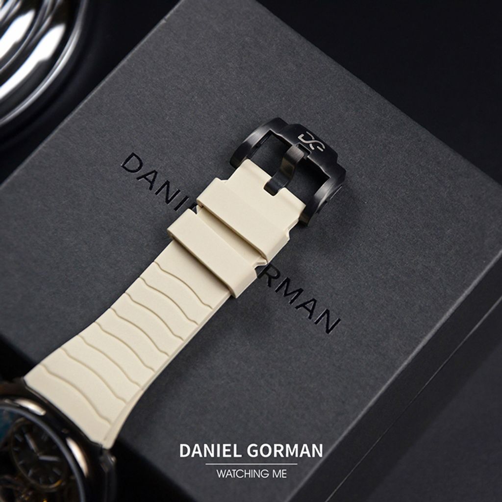 DANIEL GORMAN ｜奇點系列 DG8127.QB｜指針式 黑色框 卡其色鏤空設計機械錶 錶帶細節