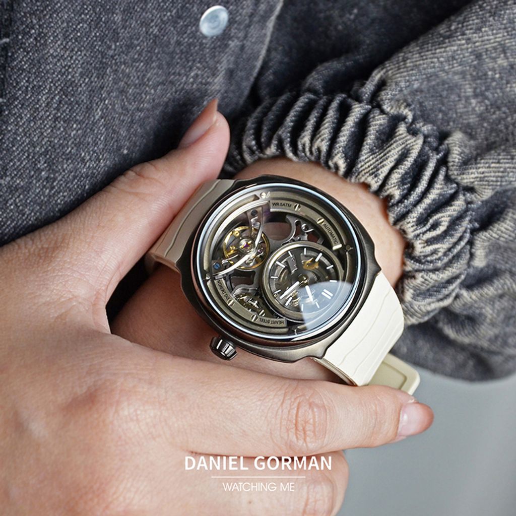 DANIEL GORMAN ｜奇點系列 DG8127.QB｜指針式 黑色框 卡其色鏤空設計機械錶 實戴錶面細節