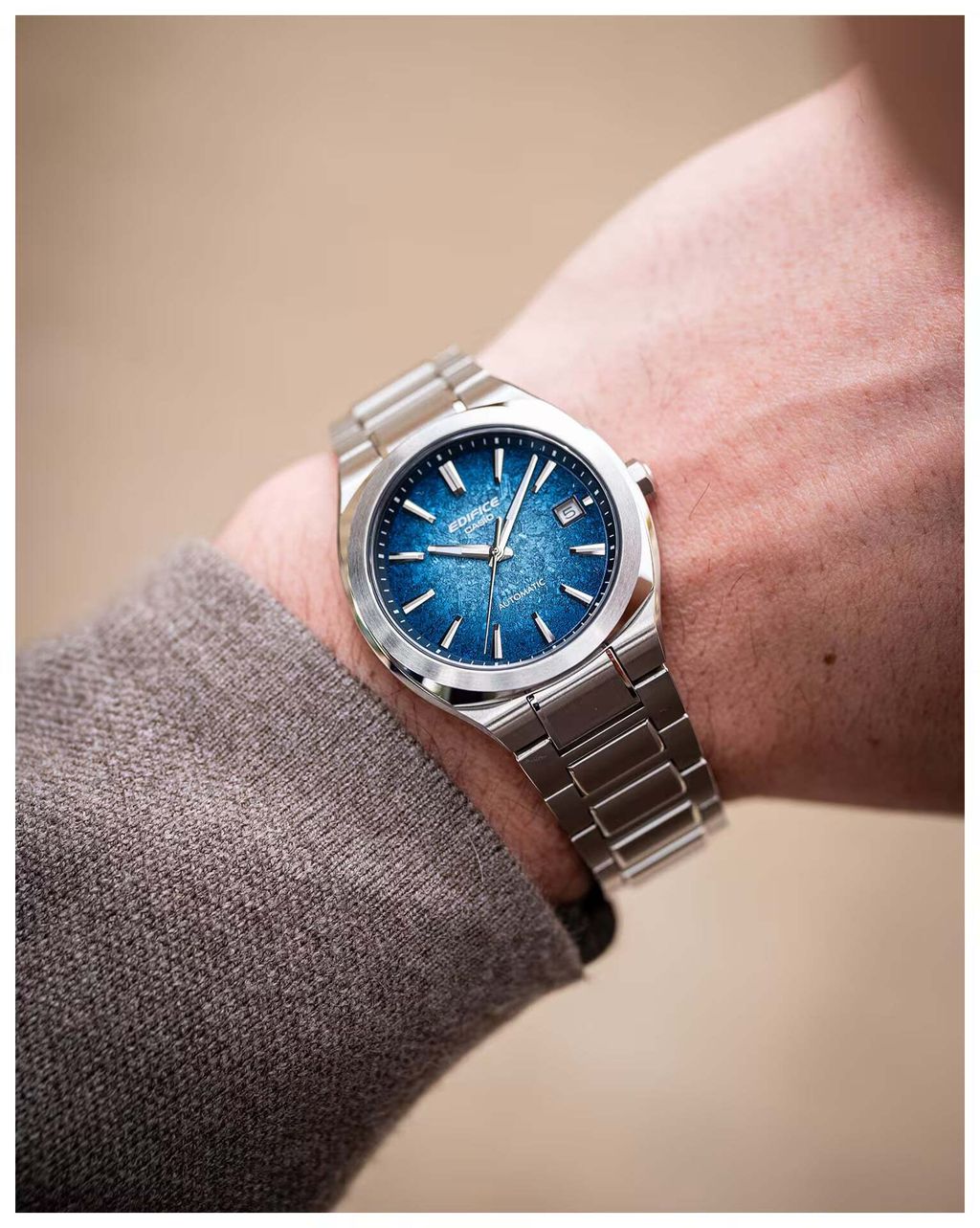 CASIO | EDIFICE系列 EFK-200D-2A | 2026 7月新品 銀色 電鑄質感漸層錶盤 簡約競速機械錶 實戴細節