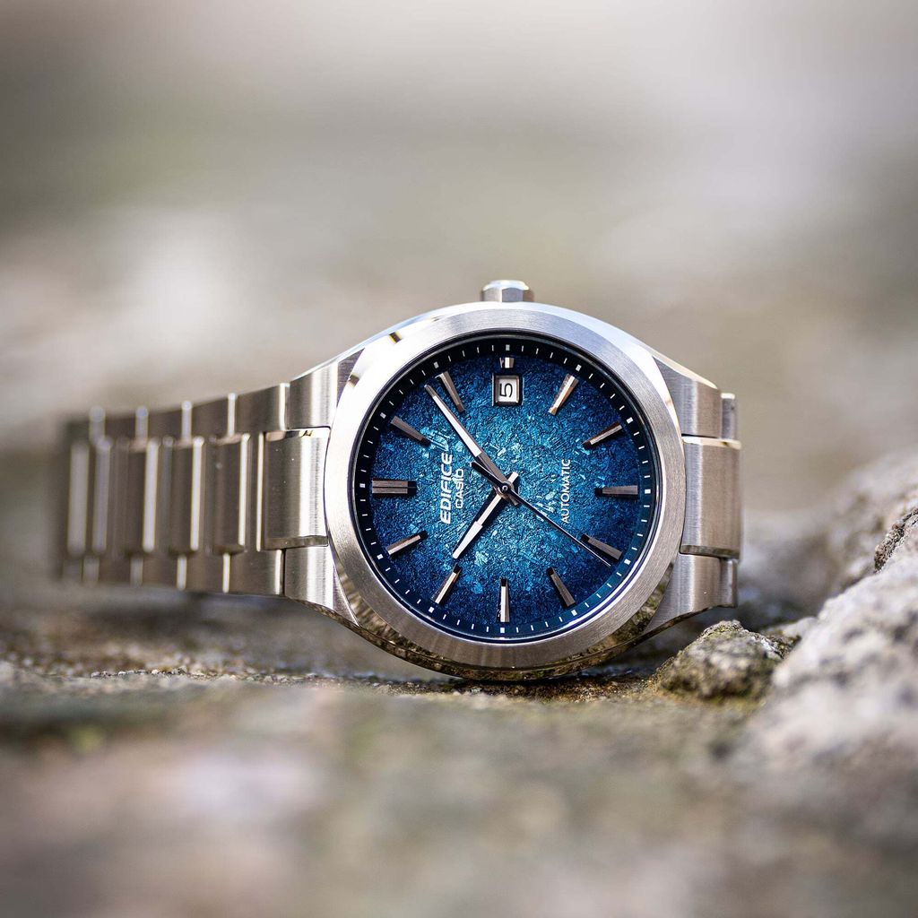 CASIO | EDIFICE系列 EFK-200D-2A | 2026 7月新品 銀色 電鑄質感漸層錶盤 簡約競速機械錶 實體展示