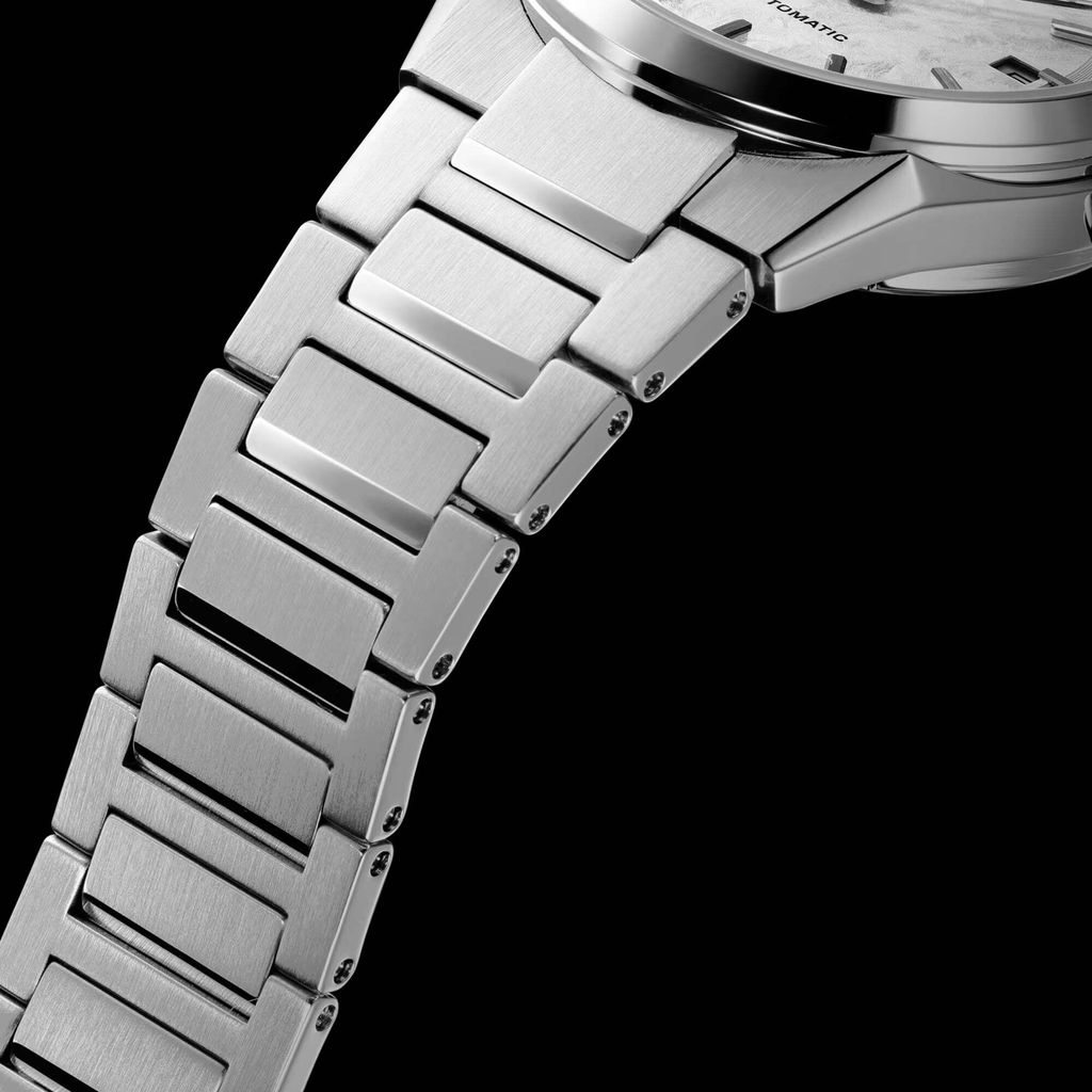 CASIO | EDIFICE系列 EFK-110D-7A | 2026年新款 銀色 銀白電鑄工藝錶盤 簡約競速機械錶 入門首選 錶帶細節