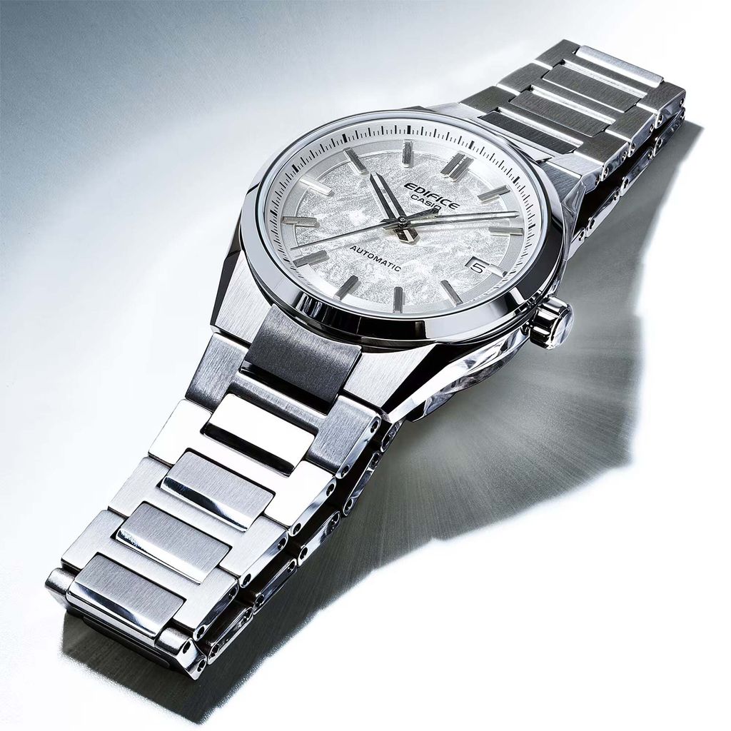 CASIO | EDIFICE系列 EFK-110D-7A | 2026年新款 銀色 銀白電鑄工藝錶盤 簡約競速機械錶 入門首選 平攤展示