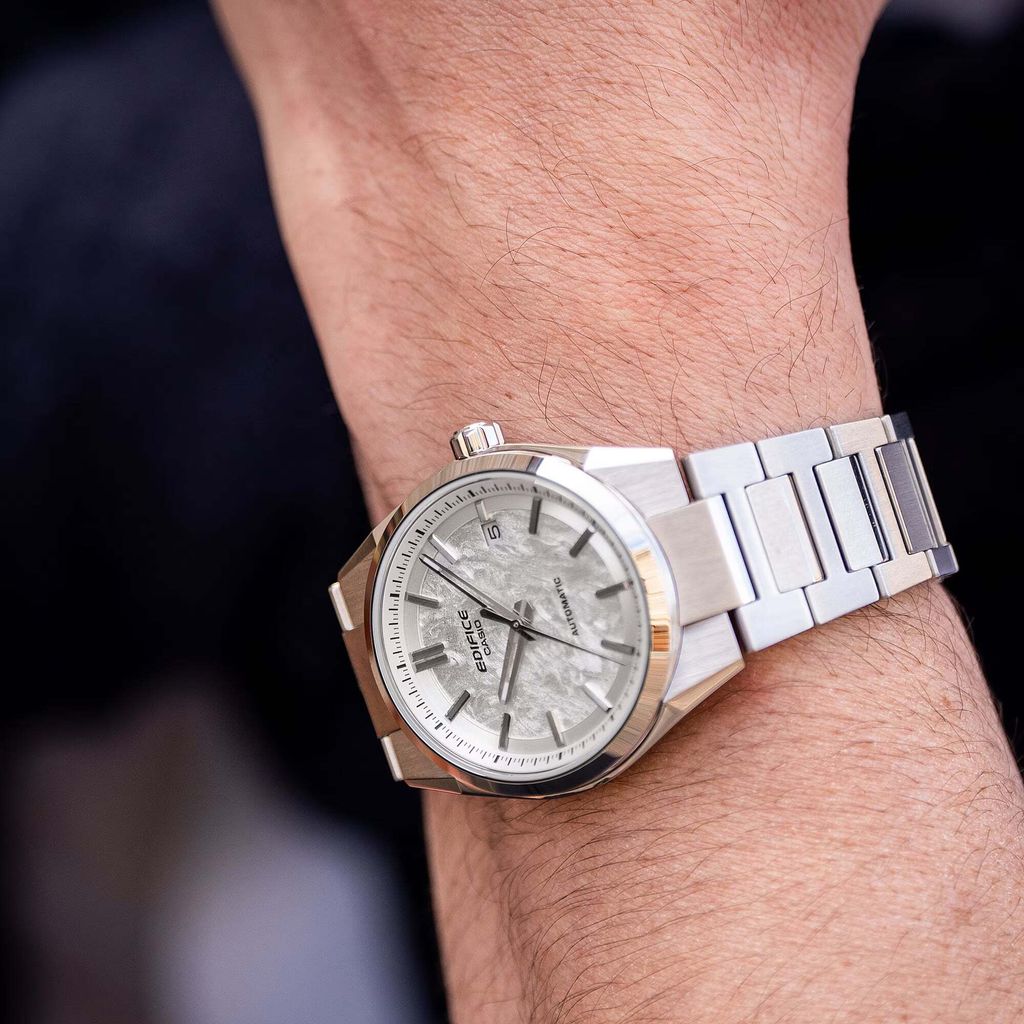 CASIO | EDIFICE系列 EFK-110D-7A | 2026年新款 銀色 銀白電鑄工藝錶盤 簡約競速機械錶 入門首選 實戴細節