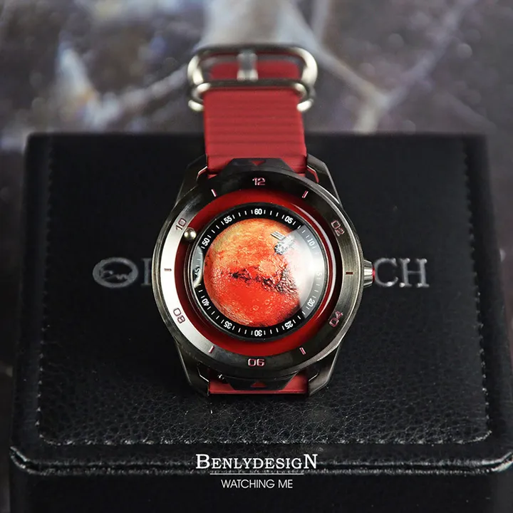 Benlydesign | 星球旅行者系列 MO.MA 火星 | 火星造型面盤 石英錶 暗紅色矽膠錶帶 正面