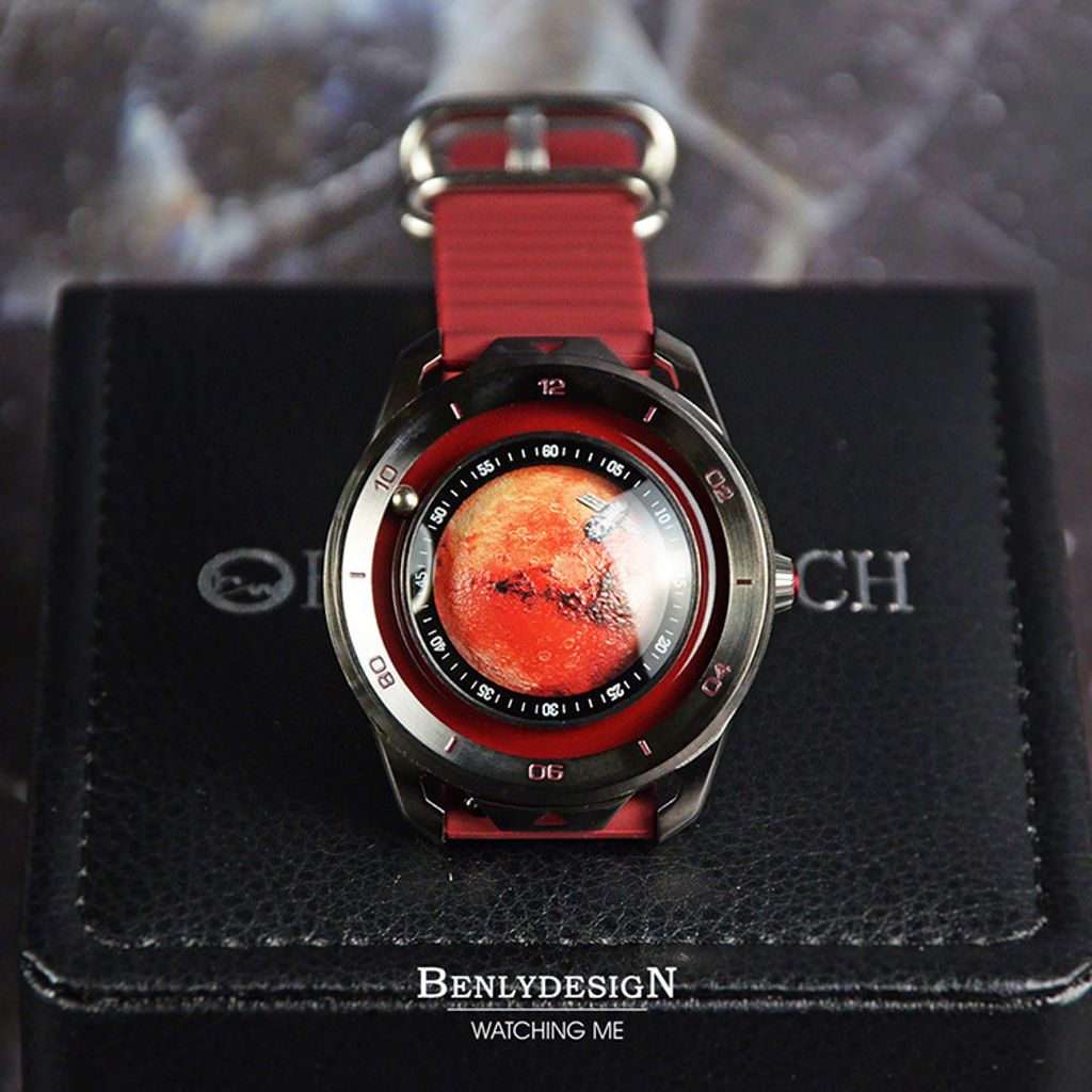 Benlydesign | 星球旅行者系列 MO.MA 火星 | 火星造型面盤 石英錶 暗紅色矽膠錶帶 正面