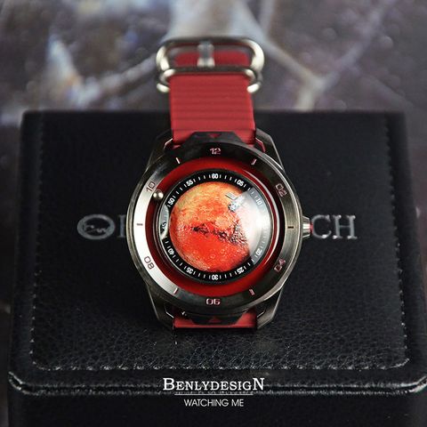 Benlydesign | 星球旅行者系列 MO.MA 火星 | 火星造型面盤 石英錶 暗紅色矽膠錶帶 正面