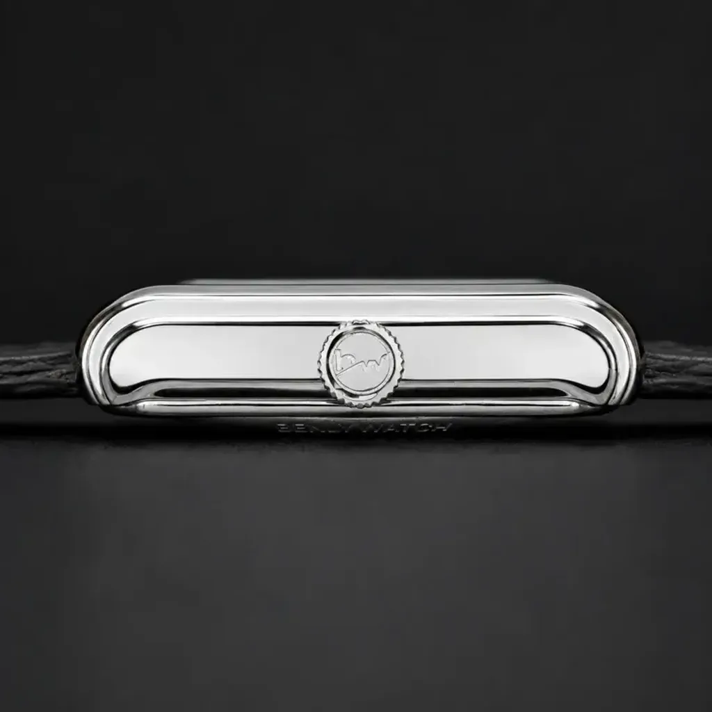 【預購】Benlydesign | Time Gallery silver black | 2026 10月新品 限量版 銀色錶框典雅復古款 黑色數字面板 黑色皮革錶帶 機械錶 側面