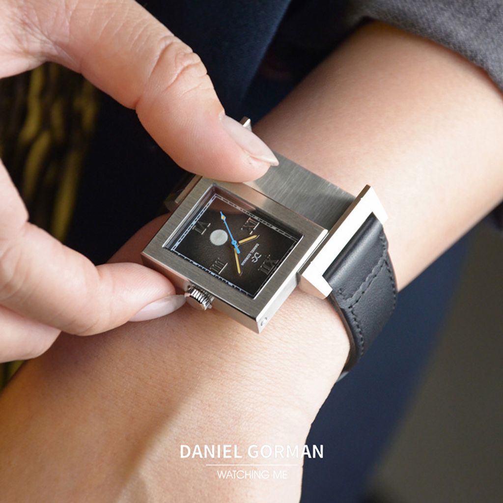 Daniel Gorman | ChronoCanvas DG9200.SK | 雋刻在時光中的名作 維梅爾 《戴珍珠耳環的少女》 滑蓋翻面錶盤 指針式石英錶 黑色皮革錶帶 實戴細節