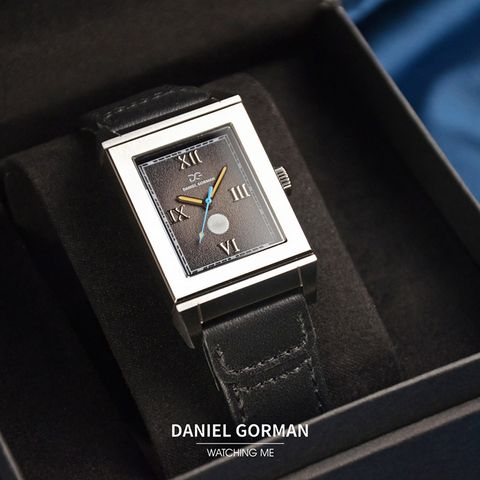 Daniel Gorman | ChronoCanvas DG9200.SK | 雋刻在時光中的名作 維梅爾 《戴珍珠耳環的少女》 滑蓋翻面錶盤 指針式石英錶 黑色皮革錶帶 實體盒裝