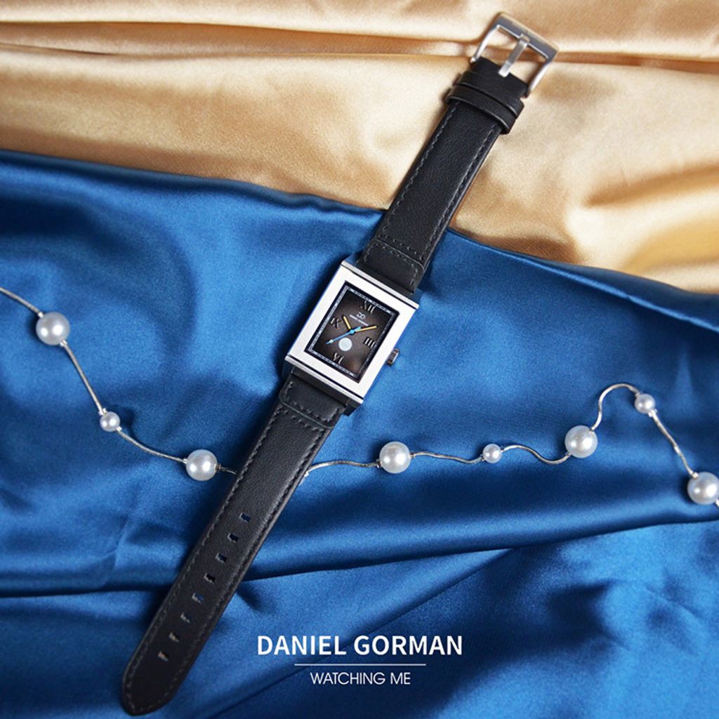 Daniel Gorman | ChronoCanvas DG9200.SK | 雋刻在時光中的名作 維梅爾 《戴珍珠耳環的少女》 滑蓋翻面錶盤 指針式石英錶 黑色皮革錶帶 平攤展示