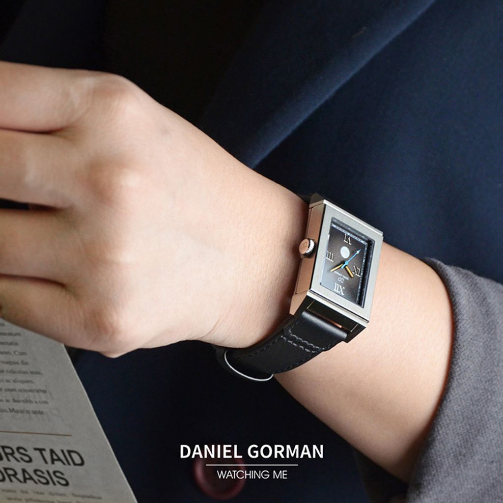 Daniel Gorman | ChronoCanvas DG9200.SK | 雋刻在時光中的名作 維梅爾 《戴珍珠耳環的少女》 滑蓋翻面錶盤 指針式石英錶 黑色皮革錶帶 實戴展示