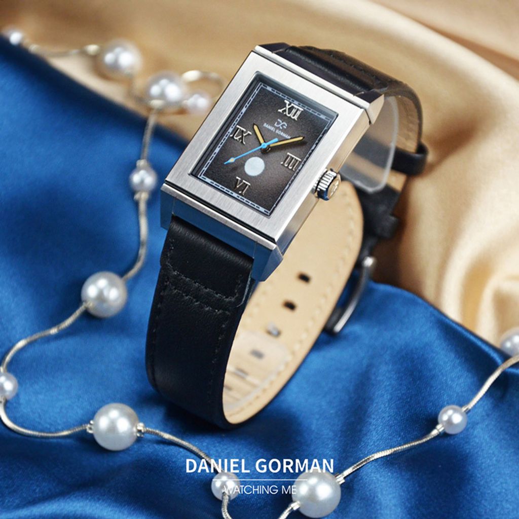 Daniel Gorman | ChronoCanvas DG9200.SK | 雋刻在時光中的名作 維梅爾 《戴珍珠耳環的少女》 滑蓋翻面錶盤 指針式石英錶 黑色皮革錶帶 實體細節