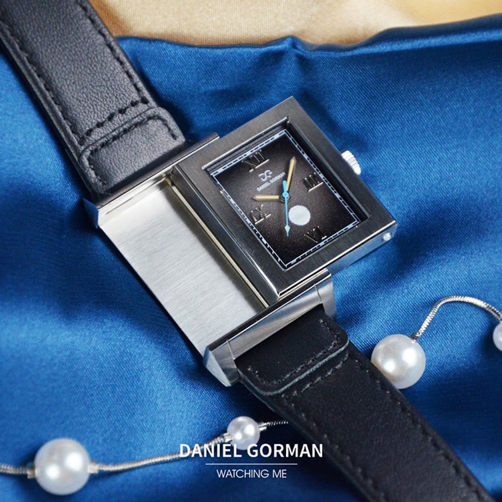 Daniel Gorman | ChronoCanvas DG9200.SK | 雋刻在時光中的名作 維梅爾 《戴珍珠耳環的少女》 滑蓋翻面錶盤 指針式石英錶 黑色皮革錶帶 翻轉細節