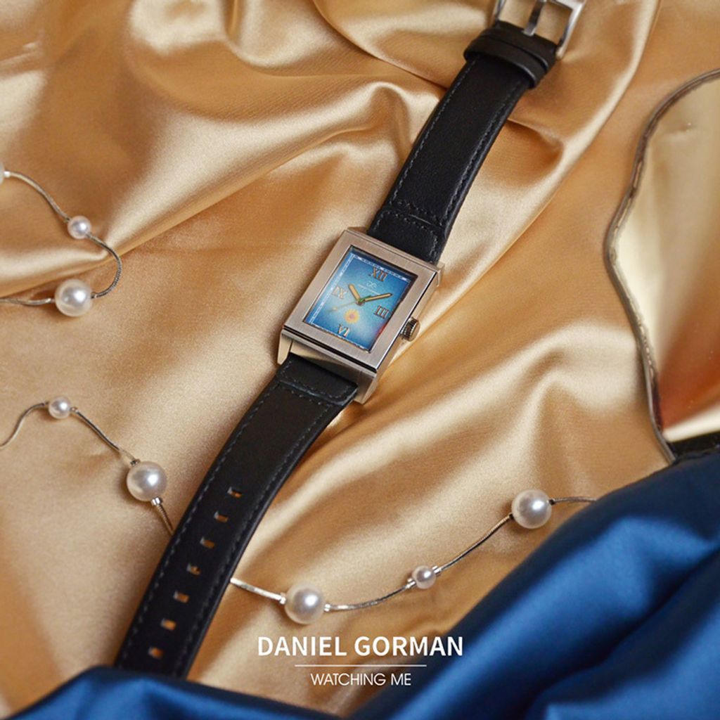 Daniel Gorman | ChronoCanvas DG9200.SY | 雋刻在時光中的名作 梵谷 《向日葵》 滑蓋翻面錶盤 指針式石英錶 黑色皮革錶帶 平攤展示