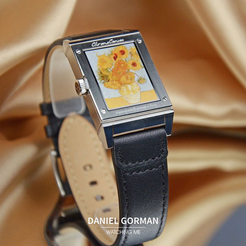 Daniel Gorman | ChronoCanvas DG9200.SY | 雋刻在時光中的名作 梵谷 《向日葵》 滑蓋翻面錶盤 指針式石英錶 黑色皮革錶帶 插圖錶面細節