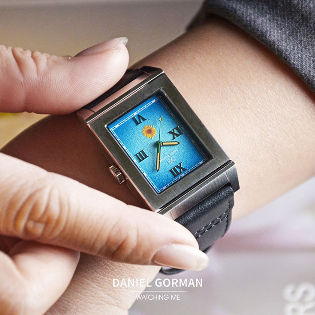 Daniel Gorman | ChronoCanvas DG9200.SY | 雋刻在時光中的名作 梵谷 《向日葵》 滑蓋翻面錶盤 指針式石英錶 黑色皮革錶帶 實戴細節