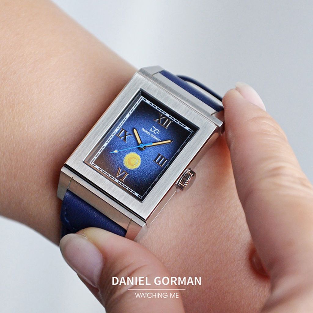 Daniel Gorman | ChronoCanvas DG9200.SU | 雋刻在時光中的名作 梵谷 《星夜》 滑蓋翻面錶盤 指針式石英錶 深藍皮革錶帶 實戴細節