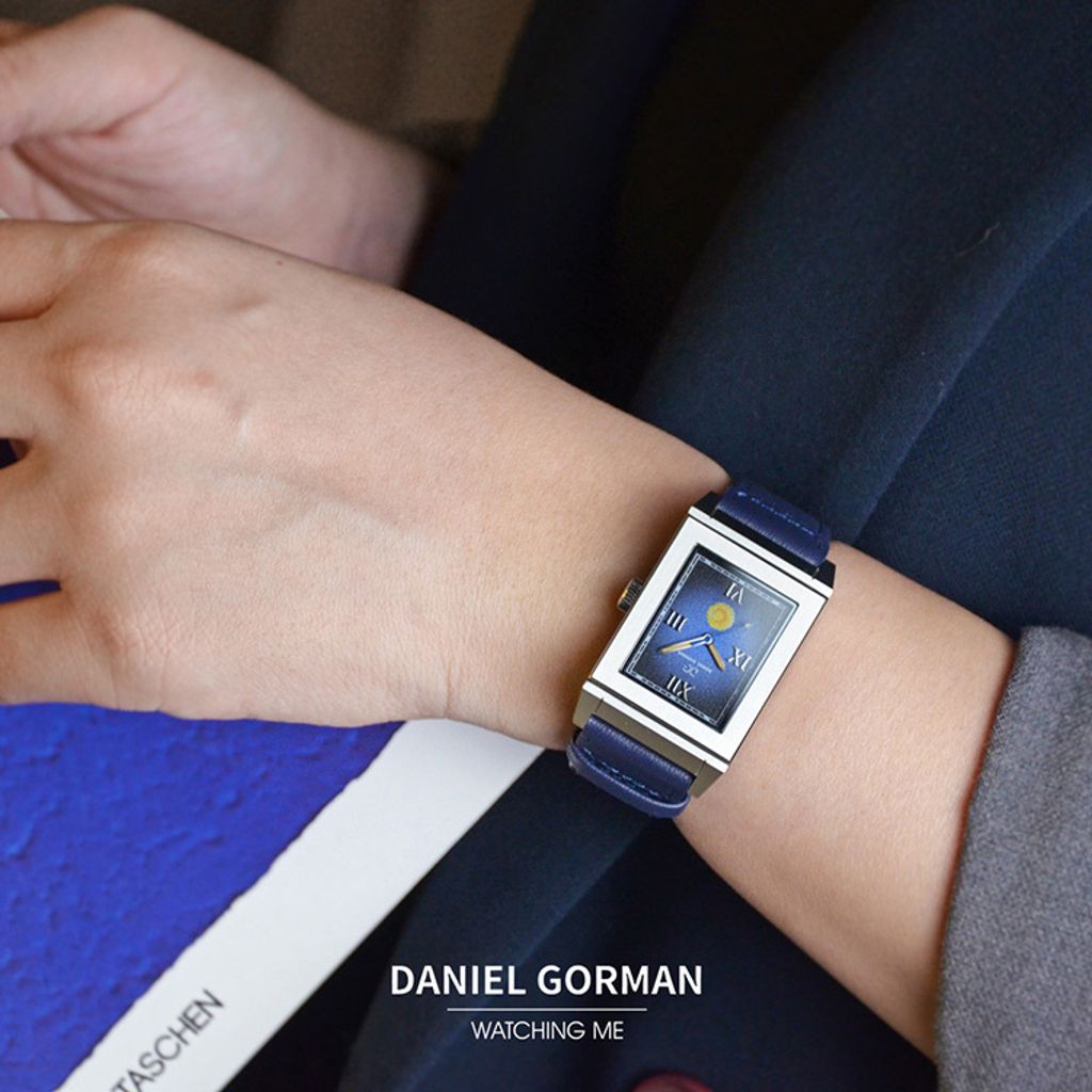 Daniel Gorman | ChronoCanvas DG9200.SU | 雋刻在時光中的名作 梵谷 《星夜》 滑蓋翻面錶盤 指針式石英錶 深藍皮革錶帶 實戴展示
