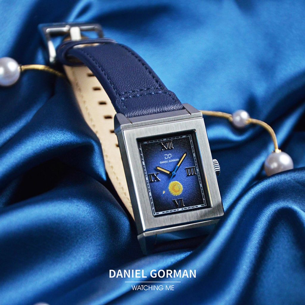 Daniel Gorman | ChronoCanvas DG9200.SU | 雋刻在時光中的名作 梵谷 《星夜》 滑蓋翻面錶盤 指針式石英錶 深藍皮革錶帶 實體錶面細節