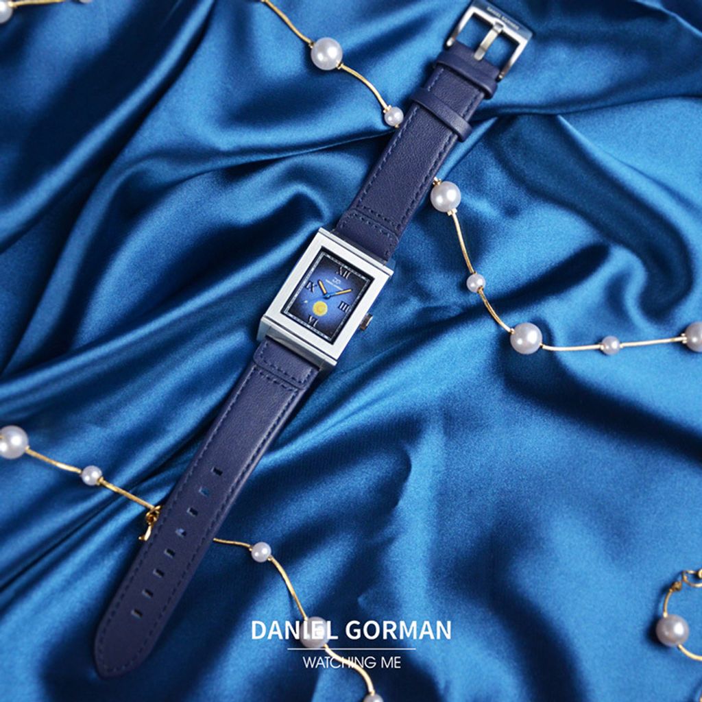 Daniel Gorman | ChronoCanvas DG9200.SU | 雋刻在時光中的名作 梵谷 《星夜》 滑蓋翻面錶盤 指針式石英錶 深藍皮革錶帶 平攤展示