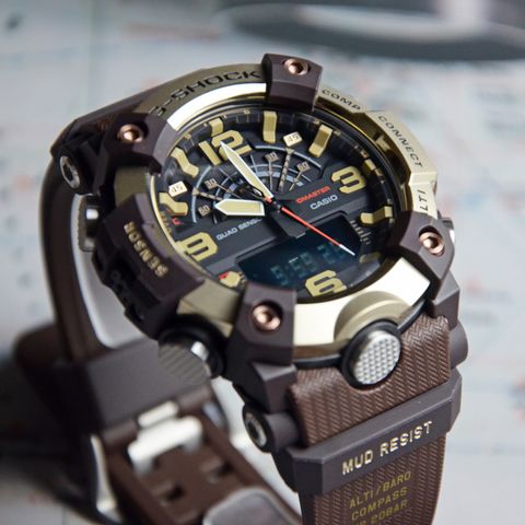 CASIO 卡西歐 | G-SHOCK GG-B100XMH-5A | 2026年8月新款 金色地平線 LAND系列 MUDMASTER 棕色雙顯金色鍍離子錶盤 男錶 正右側