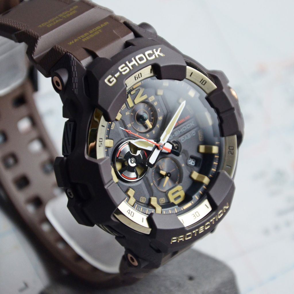 CASIO 卡西歐 | G-SHOCK GR-B300H-5A | 2026年8月新款 金色地平線 MASTER OF G - 空中 GRAVITYMASTER 棕色雙眼 金色鍍離子錶盤 指針式 男錶 實體錶面細節
