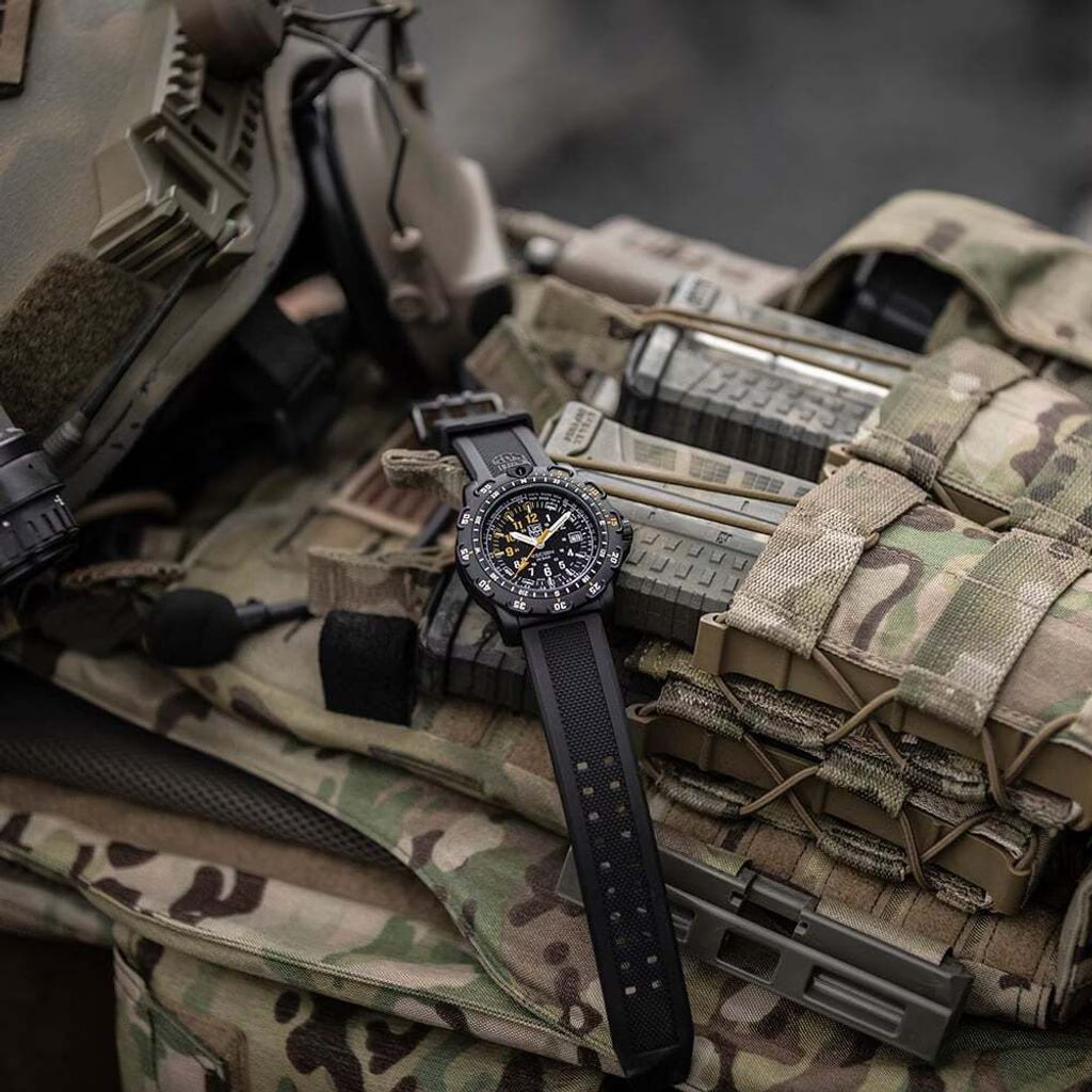 Luminox 雷明時 | 1LM-8825H-SET | RECON Point Man Heritage 偵察兵紀念錶禮盒 沉穩黑色腕錶 黃白數字錶盤 日期顯示 形象展示