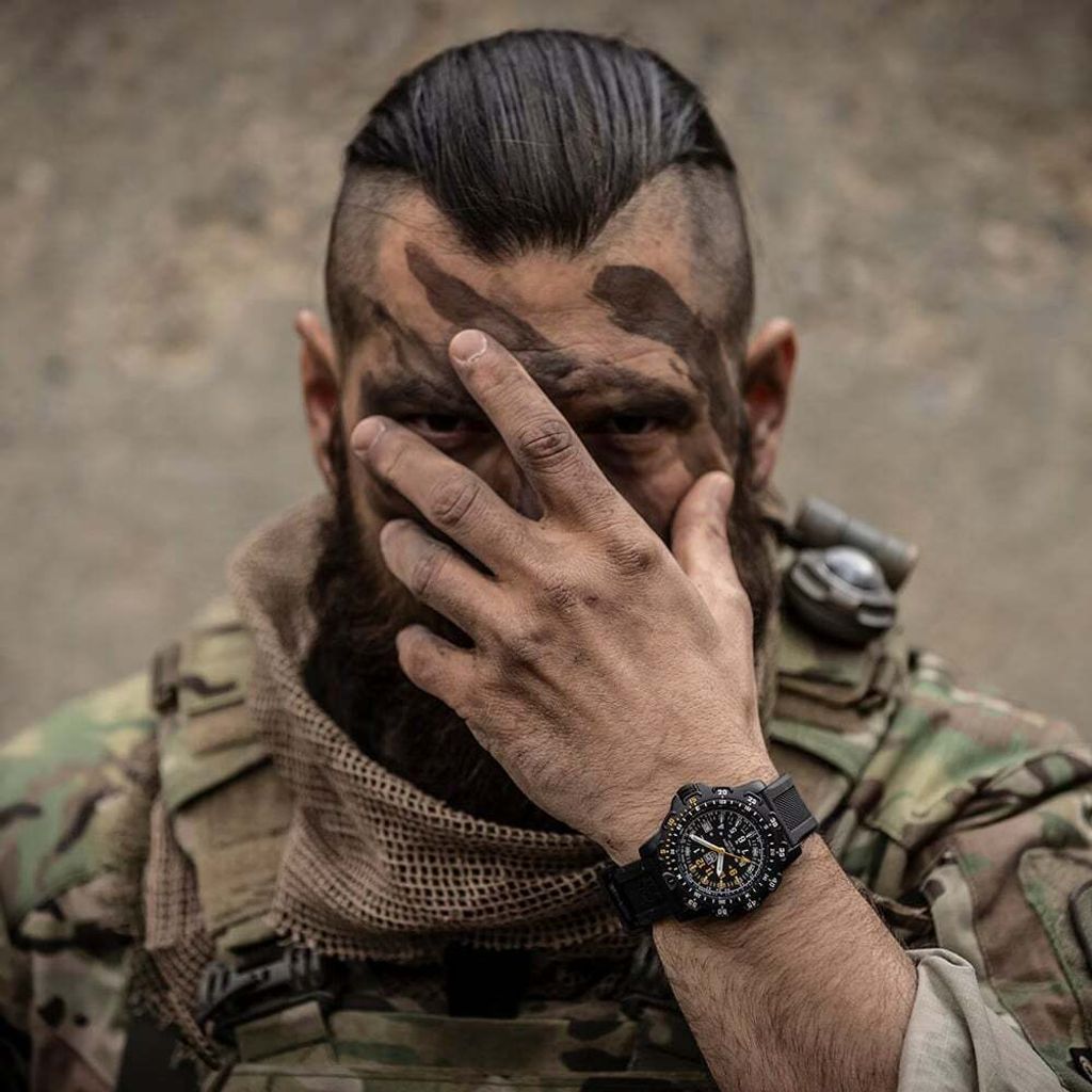 Luminox 雷明時 | 1LM-8825H-SET | RECON Point Man Heritage 偵察兵紀念錶禮盒 沉穩黑色腕錶 黃白數字錶盤 日期顯示 實戴參考