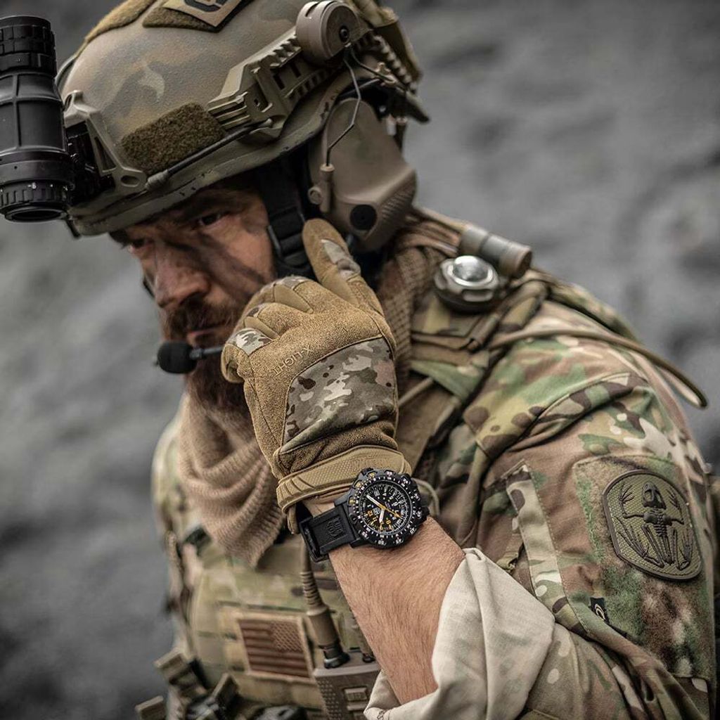 Luminox 雷明時 | 1LM-8825H-SET | RECON Point Man Heritage 偵察兵紀念錶禮盒 沉穩黑色腕錶 黃白數字錶盤 日期顯示 實戴細節