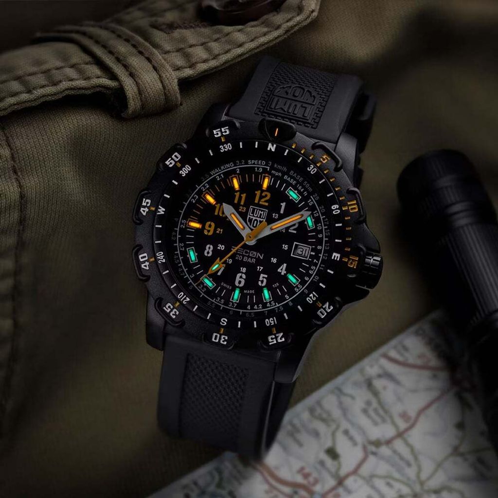 Luminox 雷明時 | 1LM-8825H-SET | RECON Point Man Heritage 偵察兵紀念錶禮盒 沉穩黑色腕錶 黃白數字錶盤 日期顯示 夜光示意圖