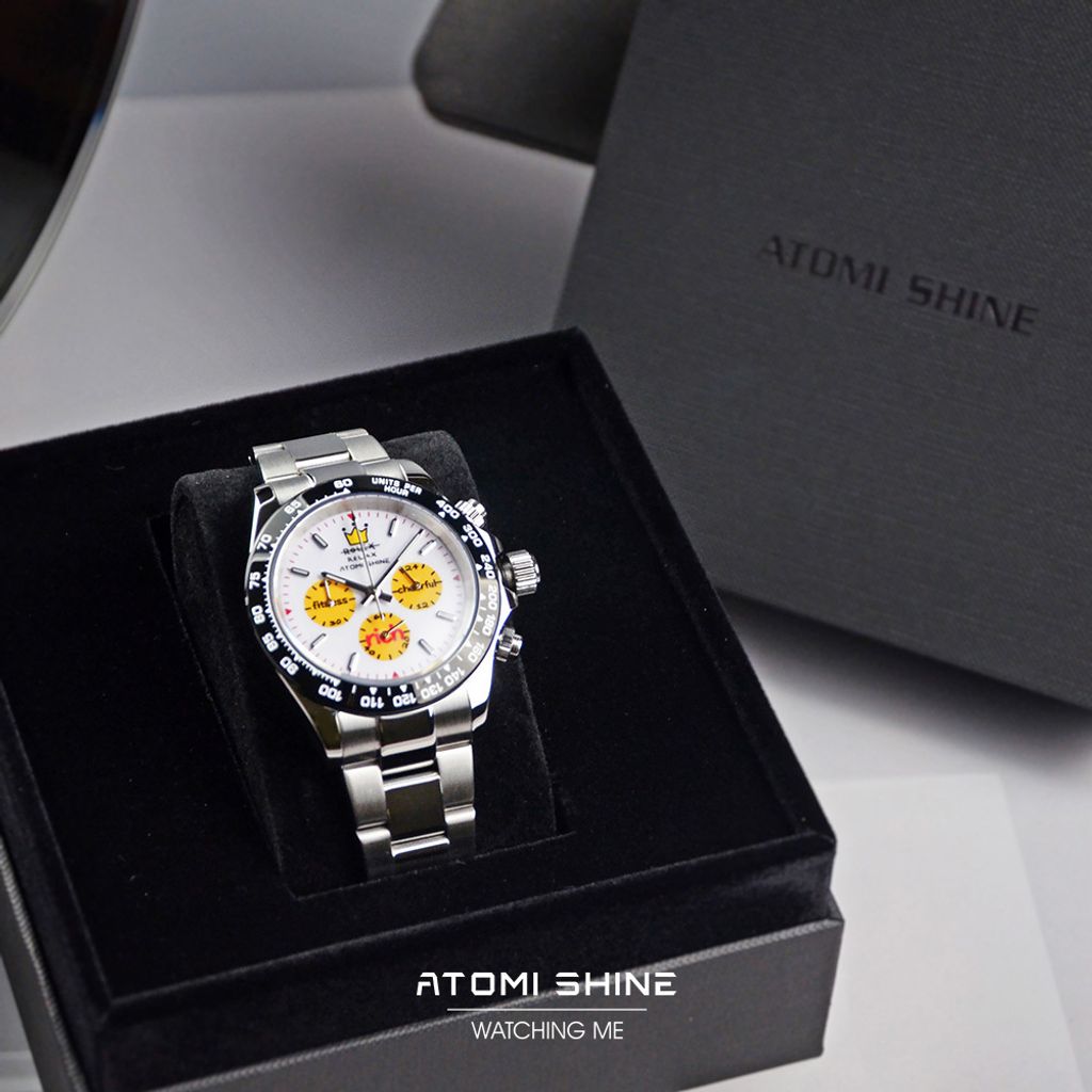 ATOMISHINE｜VELOCIREXCLASSIC 系列 Race Signal｜黑色錶圈 白色錶面 黃色三眼經典銀色不鏽鋼腕錶 盒裝正面