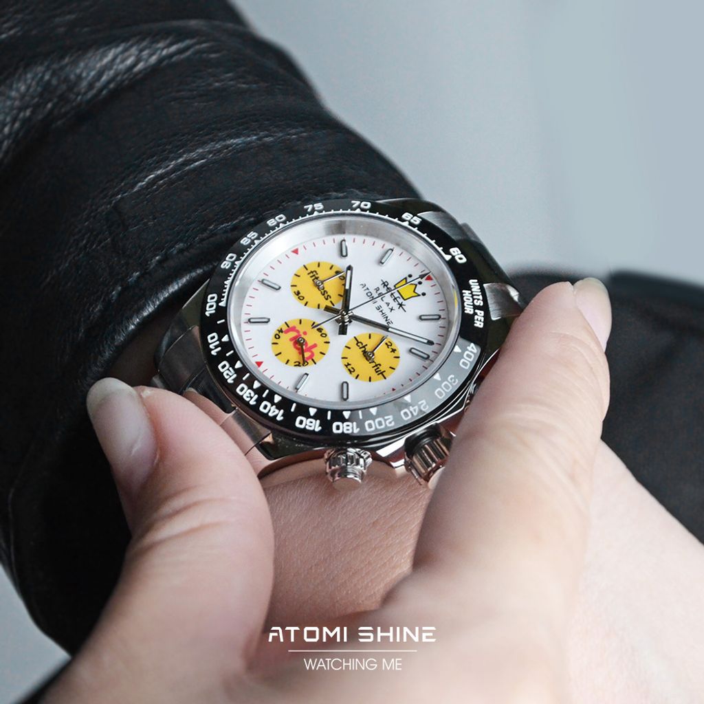 ATOMISHINE｜VELOCIREXCLASSIC 系列 Race Signal｜黑色錶圈 白色錶面 黃色三眼經典銀色不鏽鋼腕錶 實戴錶面細節