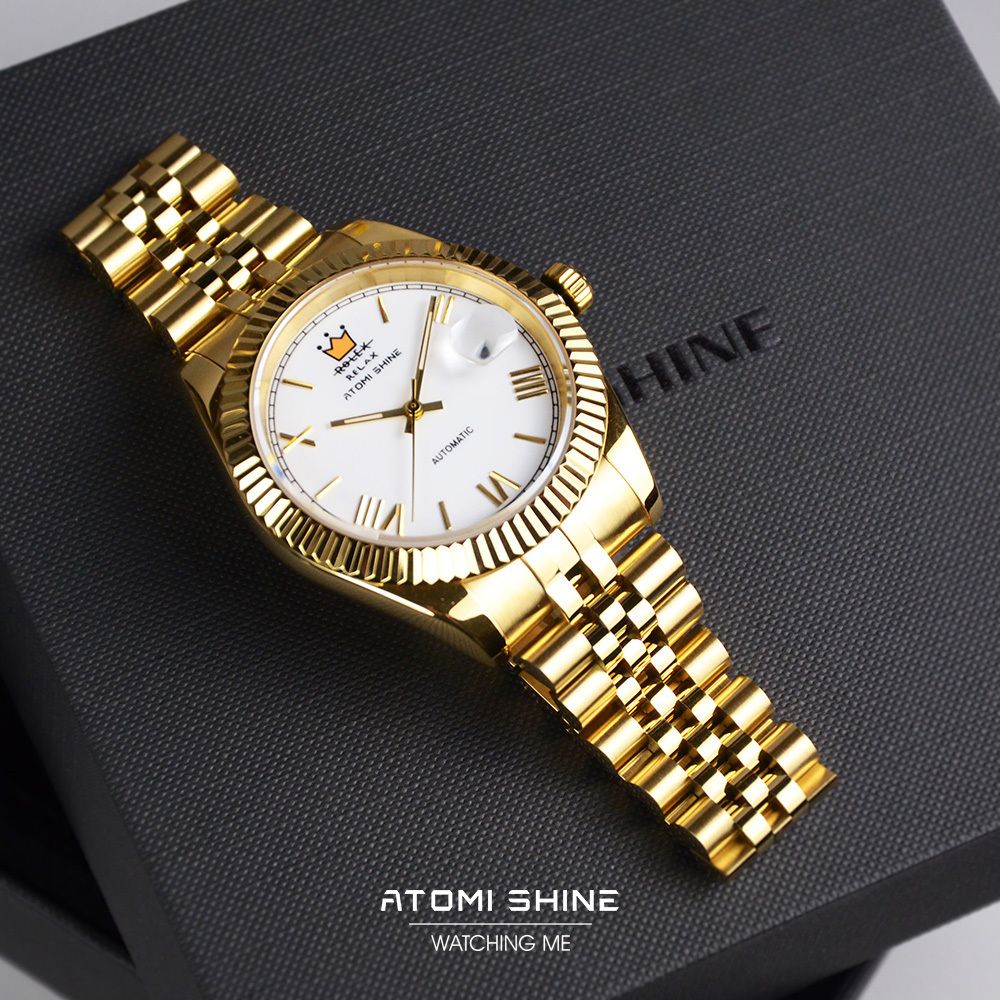 ATOMISHINE｜EONDATE MAXI CLASSIC 系列 Regal Crown｜經典白色錶面 金色不鏽鋼 自動機械腕錶 日期顯示 平攤展示