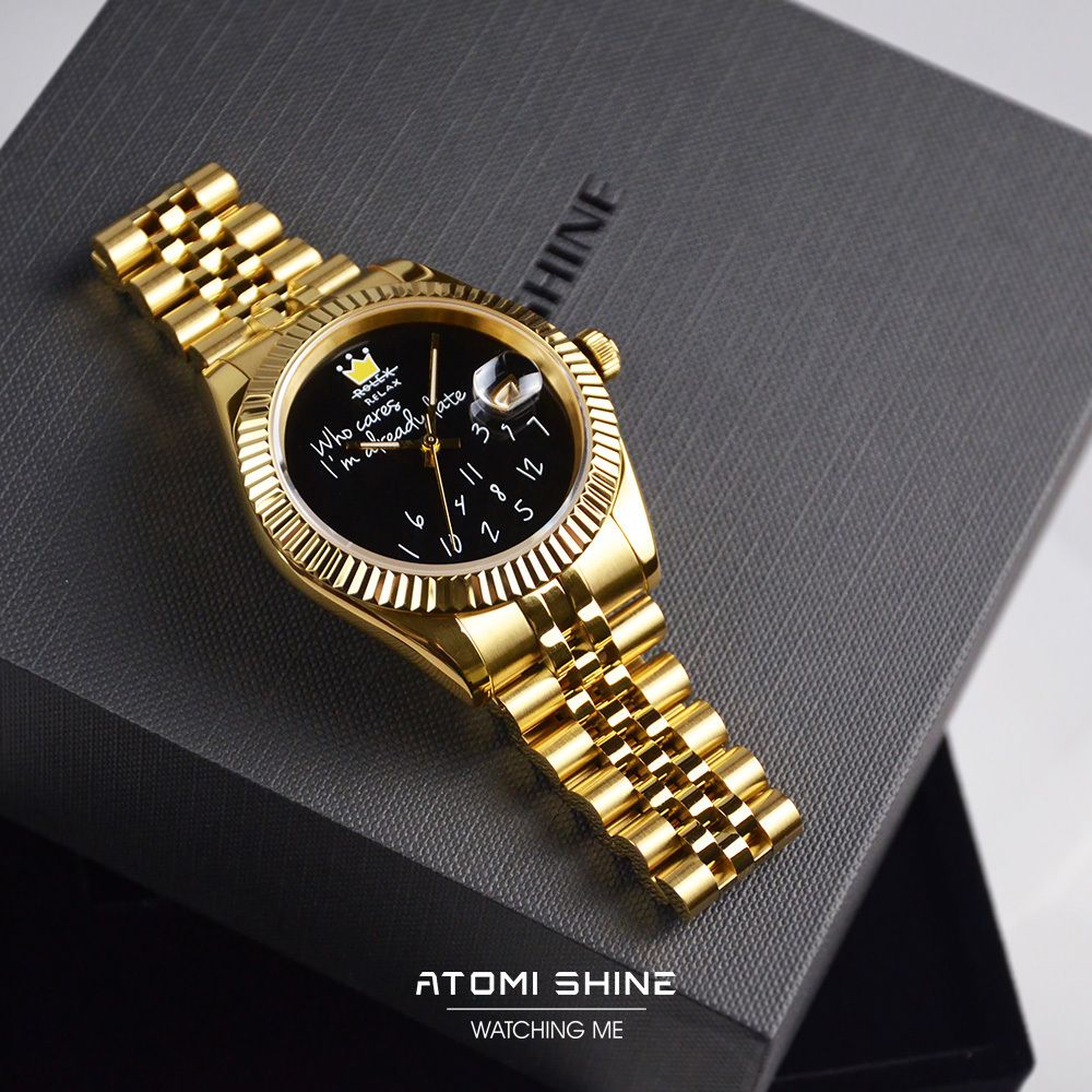 ATOMISHINE｜EONDATE MAXI CLASSIC 系列 Golden Jest｜手繪風格 黑色錶面 金色不鏽鋼 自動機械腕錶 日期顯示 正左側細節