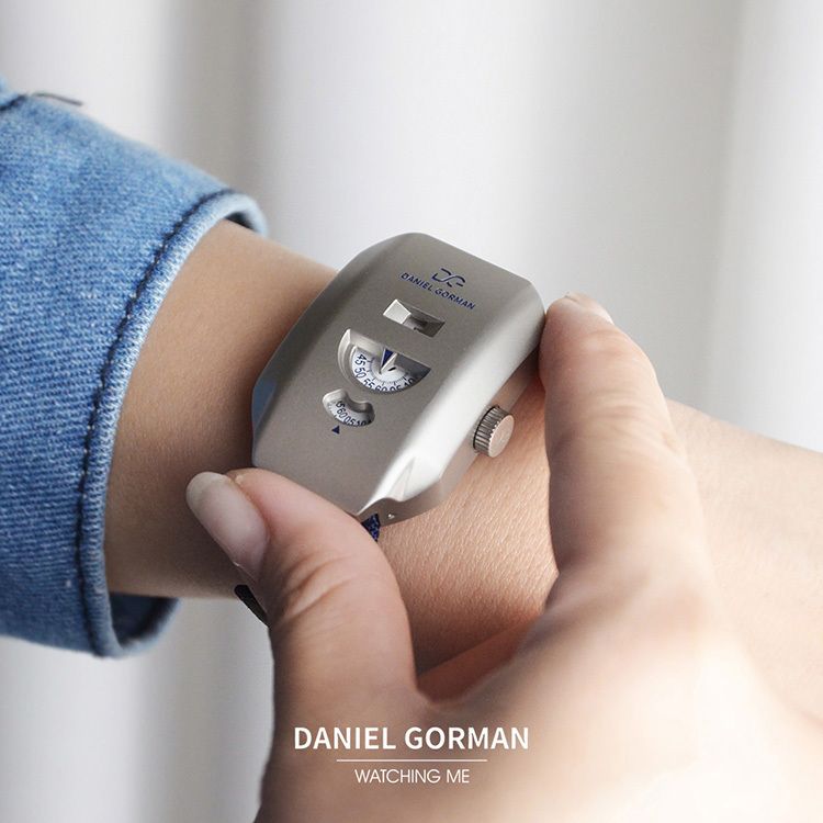 DANIEL GORMAN ｜奇點系列 WT.002｜2026年9月新款 對講機 銀色錶殼 深藍帆布錶帶 簡約後現代 機械錶 腕錶 實戴細節展示