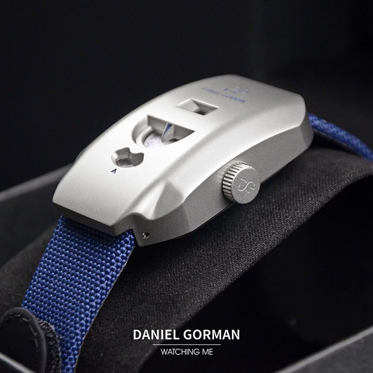 DANIEL GORMAN ｜奇點系列 WT.002｜2026年9月新款 對講機 銀色錶殼 深藍帆布錶帶 簡約後現代 機械錶 腕錶 側面錶冠細節