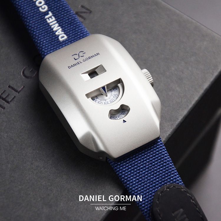 DANIEL GORMAN ｜奇點系列 WT.002｜2026年9月新款 對講機 銀色錶殼 深藍帆布錶帶 簡約後現代 機械錶 腕錶 錶面細節