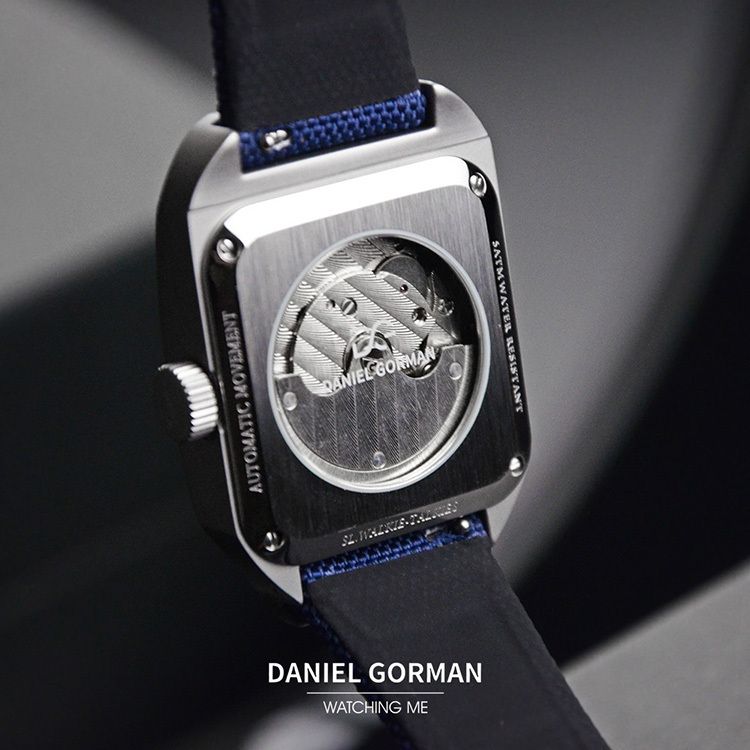 DANIEL GORMAN ｜奇點系列 WT.002｜2026年9月新款 對講機 銀色錶殼 深藍帆布錶帶 簡約後現代 機械錶 腕錶 背面細節